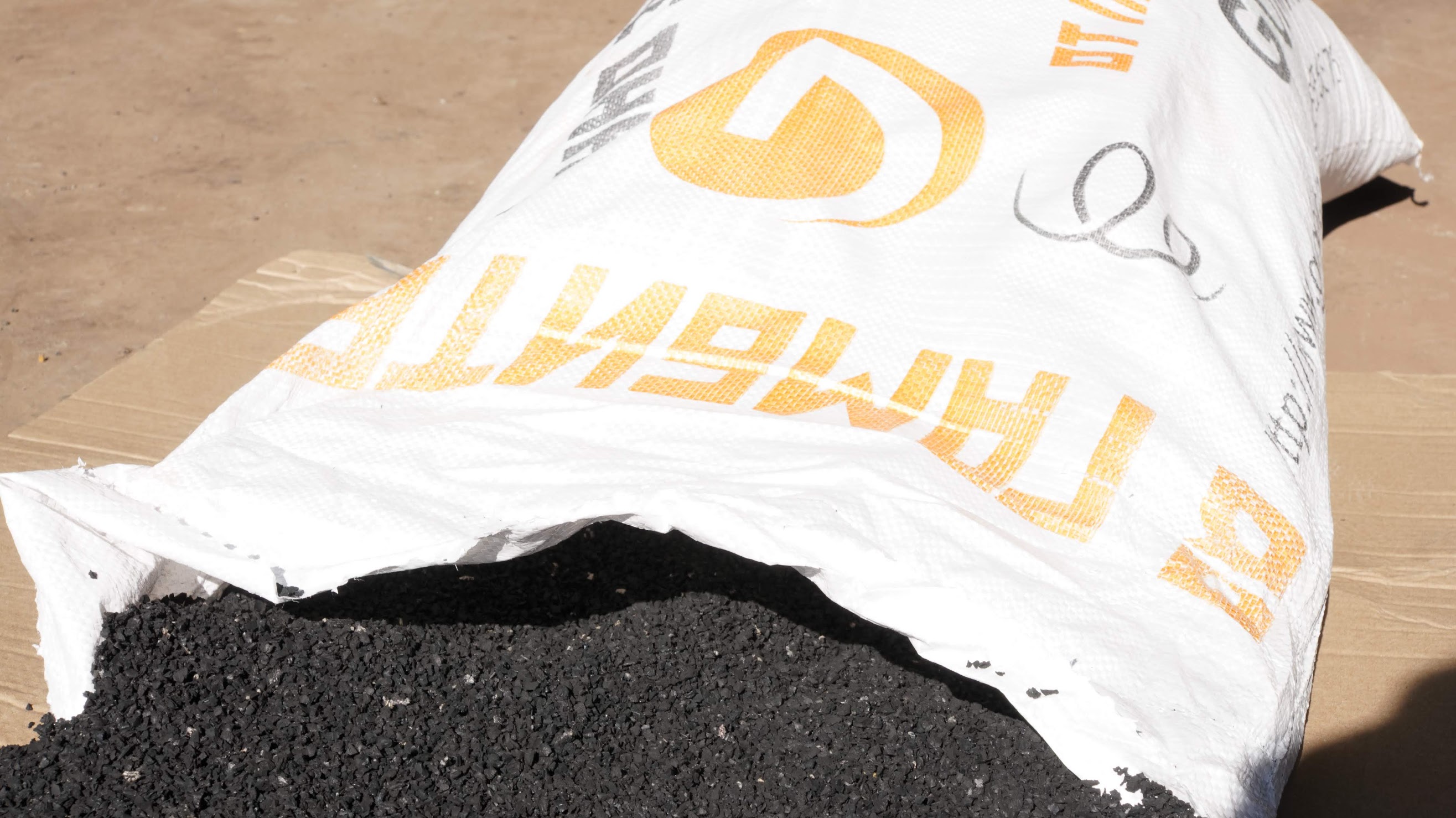 Резиновая крошка в мешках фото